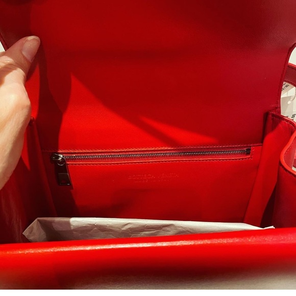 ✨HOST PICK✨ Brand new BOTTEGA VENETA Leather Crossbody/Shoulder Bag - Picture 4 of 5